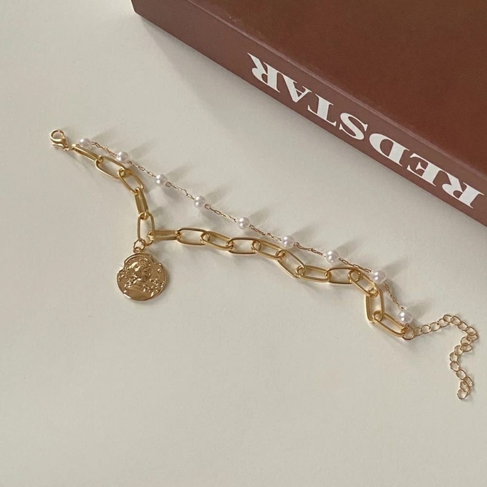 💎✨ Medallion Pearl Bracelet - Picture 5 of 6